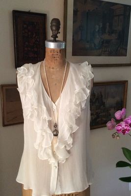 OSCAR de la RENTA silk ruffled sleeveless blouse.
MINT!