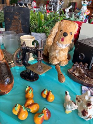 Sale Photo Thumbnail #12: Assortment of vintage collectibles including a miniature Singer sewing machine,
