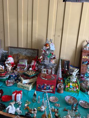 Sale Photo Thumbnail #16: Assorted holiday decorations 