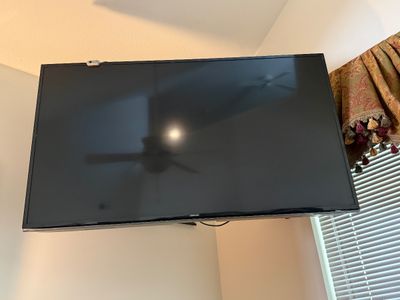 Samsung Flat Screen TV with Wall Mount