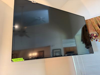 Samsung Flat Screen TV with Wall Mount