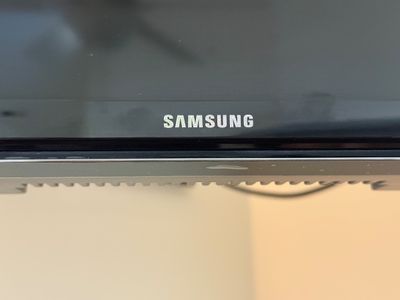 Samsung Flat Screen TV with Wall Mount