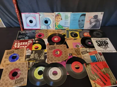COLLECTION OF VINTAGE 7 INCH VINYL RECORDS