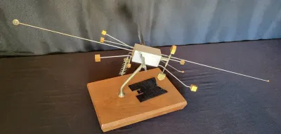 NASA VOYAGER INTERSTELLAR MOUNTED SPACE PROBE (BROKEN WING)