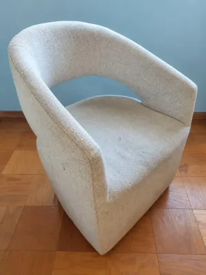MODERN BARREL-STYLE ACCENT CHAIR