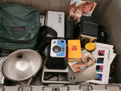 MYSTERY LOT OF VINTAGE CAMERAS AND ACCESSORIES 