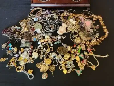 TREASURE TROVE OF COSTUME JEWELRY INCLUDING JEWELRY BOX 