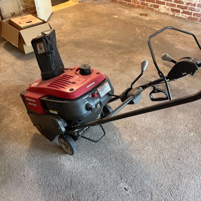 Honda HS720AA Single-Stage Gas Snow Blower