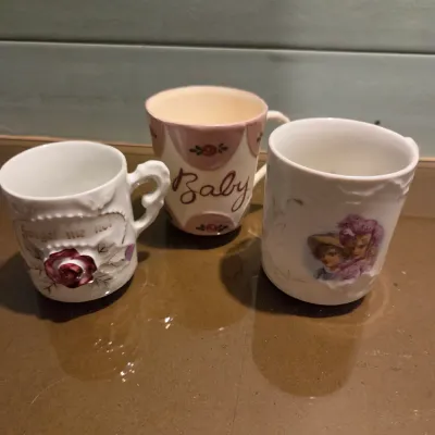 Sale Photo Thumbnail #488: 1829 last lot - misc child's mugs, ruby flashed trinket and some tea set pieces