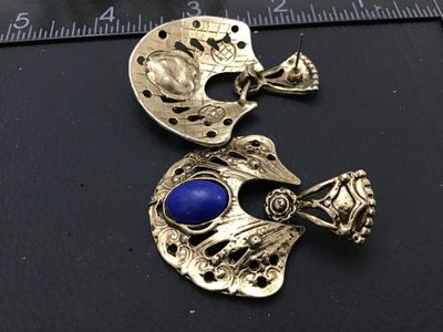 Sale Photo Thumbnail #227: Pair of ornate vintage gold-tone pierced drop/dangle earrings. Feature detailed filigree and pierced metalwork set with oval faux lapis lazuli or cobalt blue cabochons. Each earring measures approximately 1.5 to 2 inches long. Show light surface wear and 