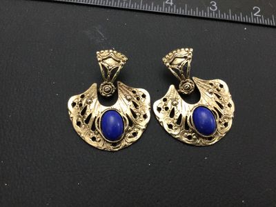 Sale Photo Thumbnail #226: Pair of ornate vintage gold-tone pierced drop/dangle earrings. Feature detailed filigree and pierced metalwork set with oval faux lapis lazuli or cobalt blue cabochons. Each earring measures approximately 1.5 to 2 inches long. Show light surface wear and 