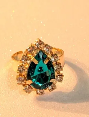 **NEW ARRIVAL** Size 6¼ GREEN TEARDROP 4-Prong STONE RING with Clear Stones Surround on a Gold Tone Setting and OPEN SPLIT Band (3.5g)