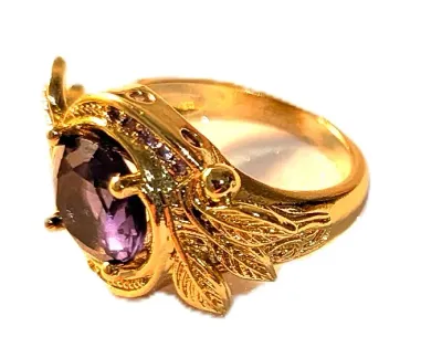 **NEW ARRIVAL** Size 7 PURPLE Round Beveled Stone 4-Prong RING with "Leaves" and Clear Stones Surround on a Gold Tone Band...