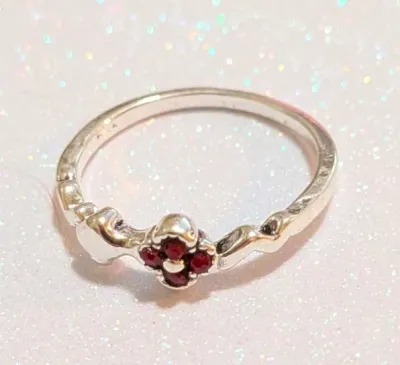 Size 9¾ ACRYLIC 4 Small RED ROUND OPAQUE STONES RING on a Silver Tone Setting (2.2g)