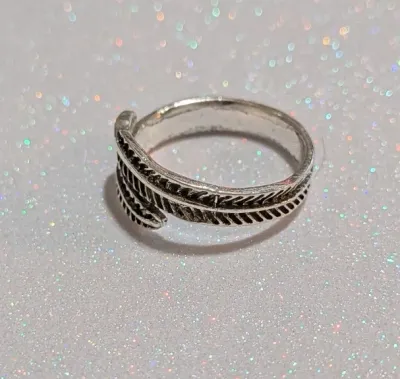 **NEW ARRIVAL** Size 8½ Infinity Black & Silver Colored "Feather-Style" RING on a Silver Tone Band & Setting (3.3g)