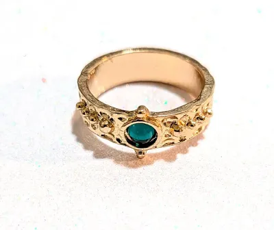 **NEW ARRIVAL** Size 7¼ Round GREEN Center Glass Stone RING with "Dimpled" Gold Color Band & Setting (3.7g)