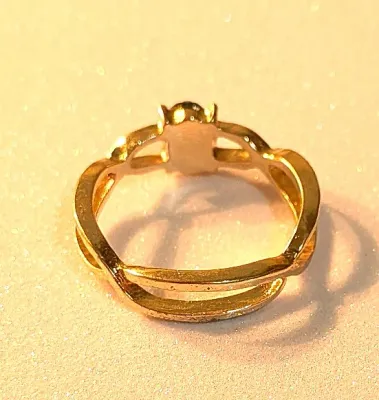 **NEW ARRIVAL** Size 9 GREEN Oval Beveled Single Main Stone RING on a Gold Tone Overlapping Band & Setting (3.3g)