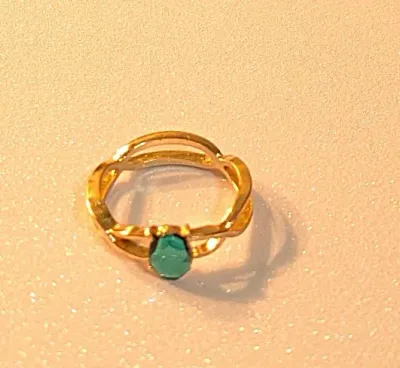 **NEW ARRIVAL** Size 9 GREEN Oval Beveled Single Main Stone RING on a Gold Tone Overlapping Band & Setting (3.3g)