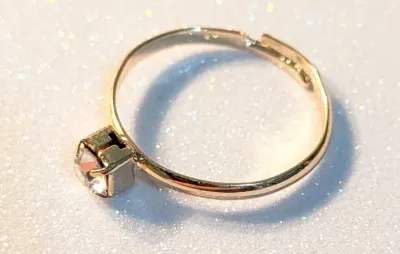 **NEW ARRIVAL** Size 6¾ Single Stone "Classic Style" RING with Gold Tone SPLIT BAND (0.7g)