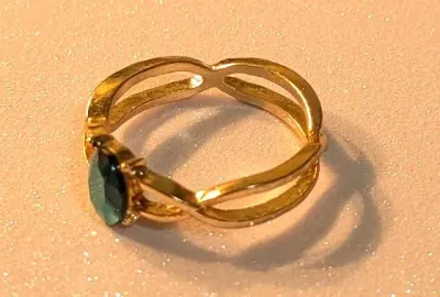 **NEW ARRIVAL** Size 9 GREEN Oval Beveled Single Main Stone RING on a Gold Tone Overlapping Band & Setting (3.3g)