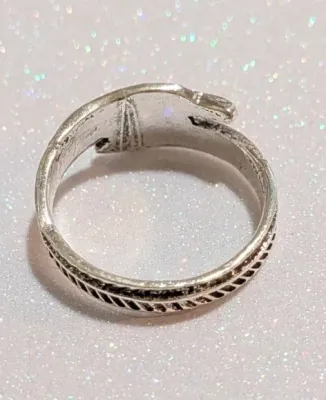 **NEW ARRIVAL** Size 8½ Infinity Black & Silver Colored "Feather-Style" RING on a Silver Tone Band & Setting (3.3g)