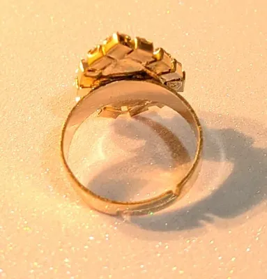 **NEW ARRIVAL** Size 6¼ GREEN TEARDROP 4-Prong STONE RING with Clear Stones Surround on a Gold Tone Setting and OPEN SPLIT Band (3.5g)