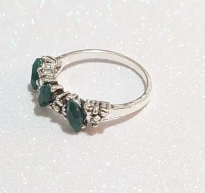 **NEW ARRIVAL** Size 6½ Slanted 3 Opaque GREEN Stones RING on a Silver Tone Setting and Band (2.2g)