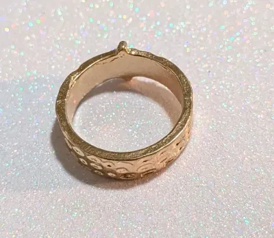**NEW ARRIVAL** Size 7¼ Round GREEN Center Glass Stone RING with "Dimpled" Gold Color Band & Setting (3.7g)