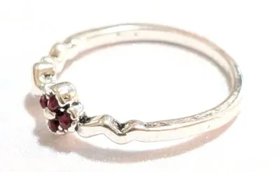 Size 9¾ ACRYLIC 4 Small RED ROUND OPAQUE STONES RING on a Silver Tone Setting (2.2g)