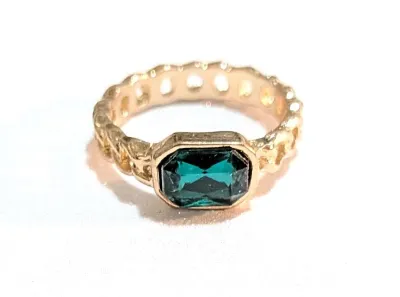 **NEW ARRIVAL** Size 8 Sideways "Emerald" GREEN Beveled RING with Chain Link Style Gold Color Band on a Gold Tone Setting (2.6g)