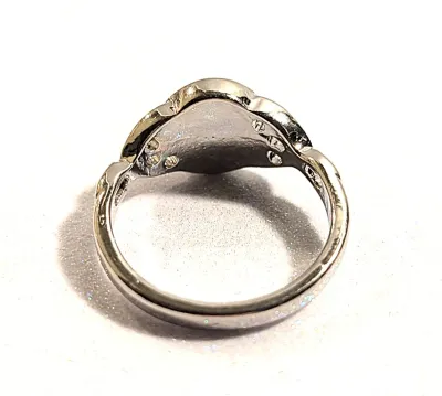 **NEW ARRIVAL** Size 7 Round BLUE IRIDESCENT STONE RING with a "Split Heart Band" on a Silver Tone Setting (2.5g)