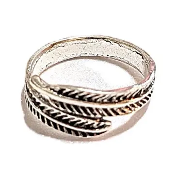 **NEW ARRIVAL** Size 8½ Infinity Black & Silver Colored "Feather-Style" RING on a Silver Tone Band & Setting (3.3g)