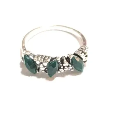 **NEW ARRIVAL** Size 6½ Slanted 3 Opaque GREEN Stones RING on a Silver Tone Setting and Band (2.2g)