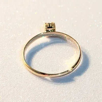 **NEW ARRIVAL** Size 6¾ Single Stone "Classic Style" RING with Gold Tone SPLIT BAND (0.7g)