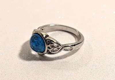 **NEW ARRIVAL** Size 7 Round BLUE IRIDESCENT STONE RING with a "Split Heart Band" on a Silver Tone Setting (2.5g)