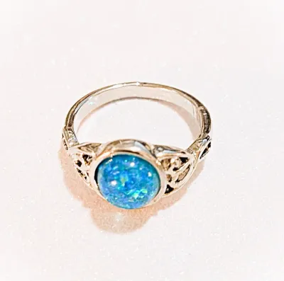 **NEW ARRIVAL** Size 7 Round AQUAMARINE IRIDESCENT STONE RING with a "Split Heart Band" on a Silver Tone Setting (2.4g)