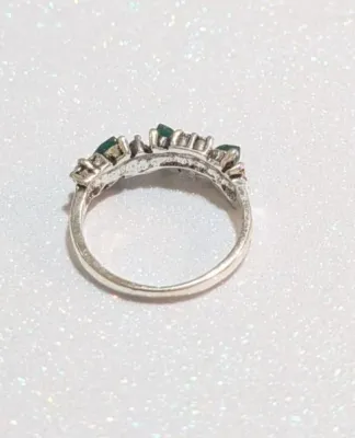 **NEW ARRIVAL** Size 6½ Slanted 3 Opaque GREEN Stones RING on a Silver Tone Setting and Band (2.2g)