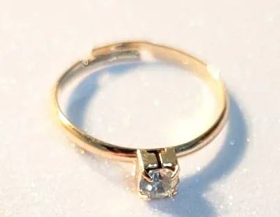 **NEW ARRIVAL** Size 6¾ Single Stone "Classic Style" RING with Gold Tone SPLIT BAND (0.7g)