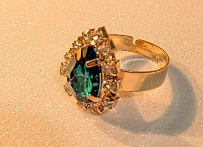 **NEW ARRIVAL** Size 6¼ GREEN TEARDROP 4-Prong STONE RING with Clear Stones Surround on a Gold Tone Setting and OPEN SPLIT Band (3.5g)