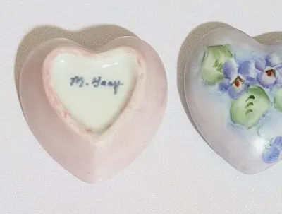 ***NEW ARRIVAL*** Small Vintage-Style CERAMIC HEART Shape 2 Pc. "PURPLE FLOWERS" TRINKET BOX (1¾" x 1¾") with Painted...