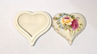***NEW ARRIVAL*** Vintage-Style RESIN HEART Shape 2 Pc. "PURPLE & WHITE FLOWERS" TRINKET BOX (2" x 2" x 1¾")...