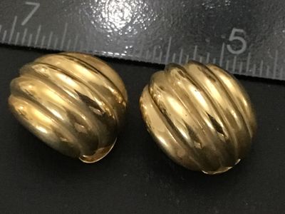 Sale Photo Thumbnail #240: Pair of vintage gold-tone ribbed dome clip-on earrings. Feature a classic chunky half-hoop/door-knocker style with a polished ribbed texture and textured back. Clip-on backs are in good working condition. .  Excellent