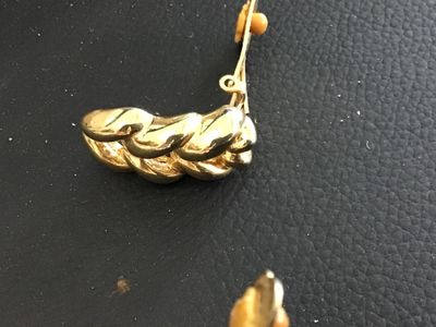 Sale Photo Thumbnail #81: A pair of vintage Keyes gold-tone clip-on earrings featuring a chunky twisted chain link design. Marked 'Keyes' on the reverse side of both earrings. Includes original comfort cushions on the clip mechanisms. Measure approximately 1 inch in length. In goo