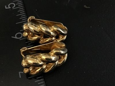 Sale Photo Thumbnail #79: A pair of vintage Keyes gold-tone clip-on earrings featuring a chunky twisted chain link design. Marked 'Keyes' on the reverse side of both earrings. Includes original comfort cushions on the clip mechanisms. Measure approximately 1 inch in length. In goo