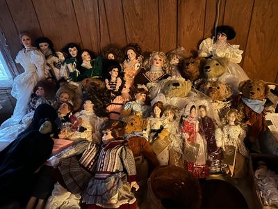 Sale Photo Thumbnail #84: Large collection of vintage porcelain dolls 