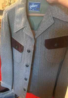 Sale Photo Thumbnail #17: Vintage 1970s grey herringbone shirt jacket by The Gallery by Haggar, size 40, featuring dark brown velvet pocket flaps and wide collars soooo cool! 