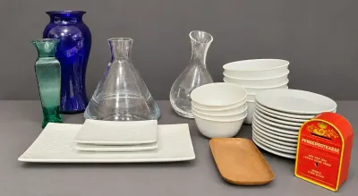 ASSORTMENT OF GLASSWARE AND PLATES