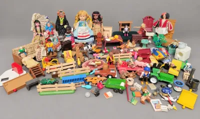 DOLL HOUSE FURNITURE AND MINIATURE DOLLS FROM AROUND THE WORLD