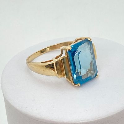 LOT 73: JL Gold Blue Glass / Stone Ring - 10KT, 4.9 GTW