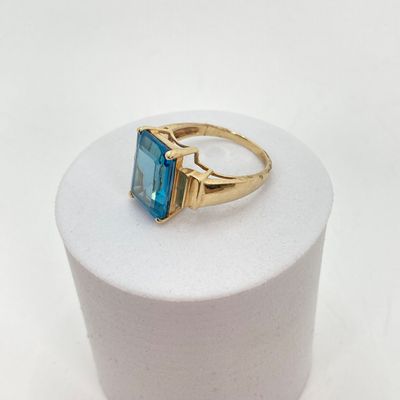 LOT 73: JL Gold Blue Glass / Stone Ring - 10KT, 4.9 GTW